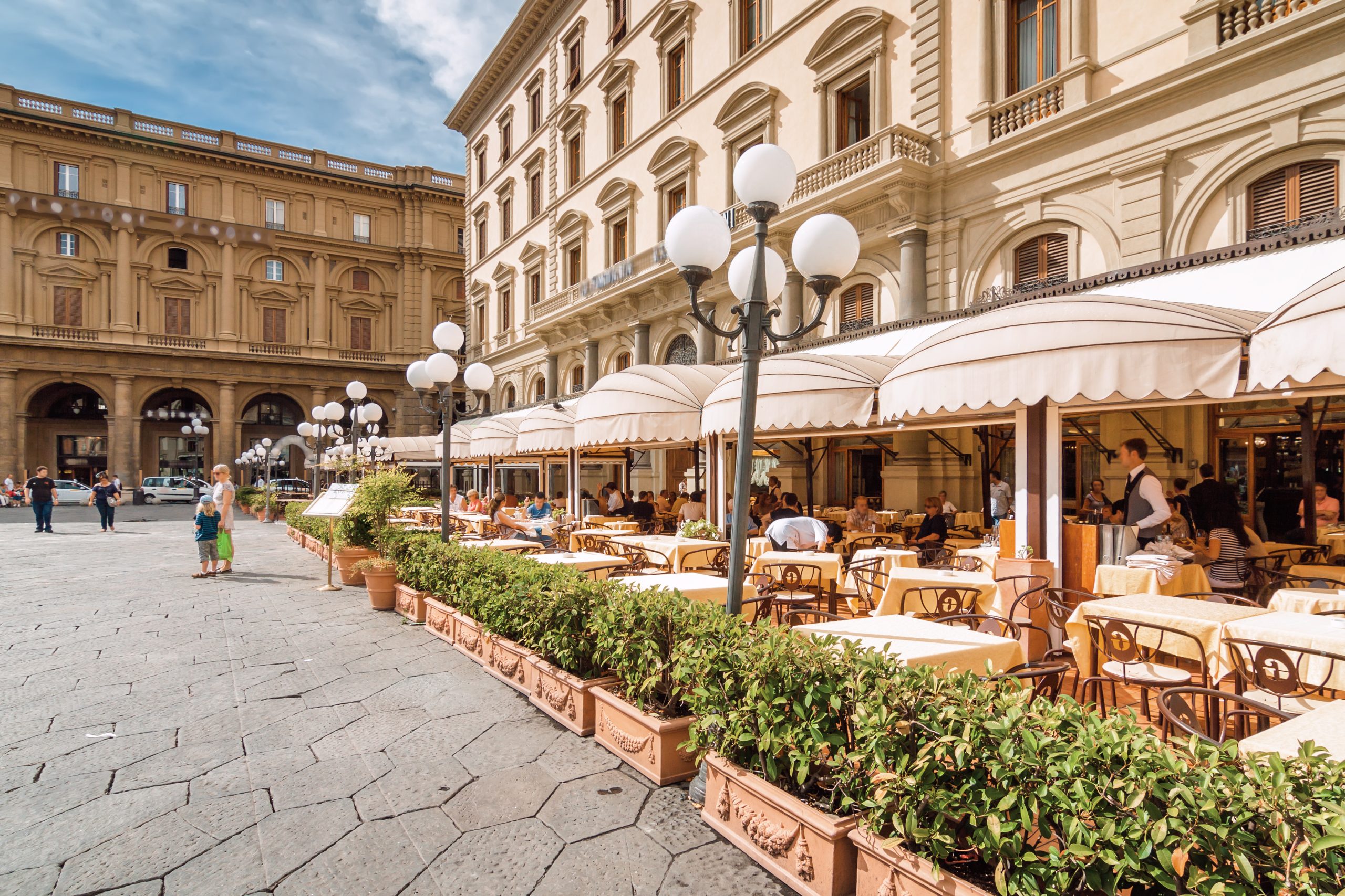 https://www.italia.it/content/dam/tdh/en/interests/toscana/firenze/caffe-storici-di-firenze/media/20210317103120-firenze-piazza-della-repubblica-shutterstock-1241933023.jpg