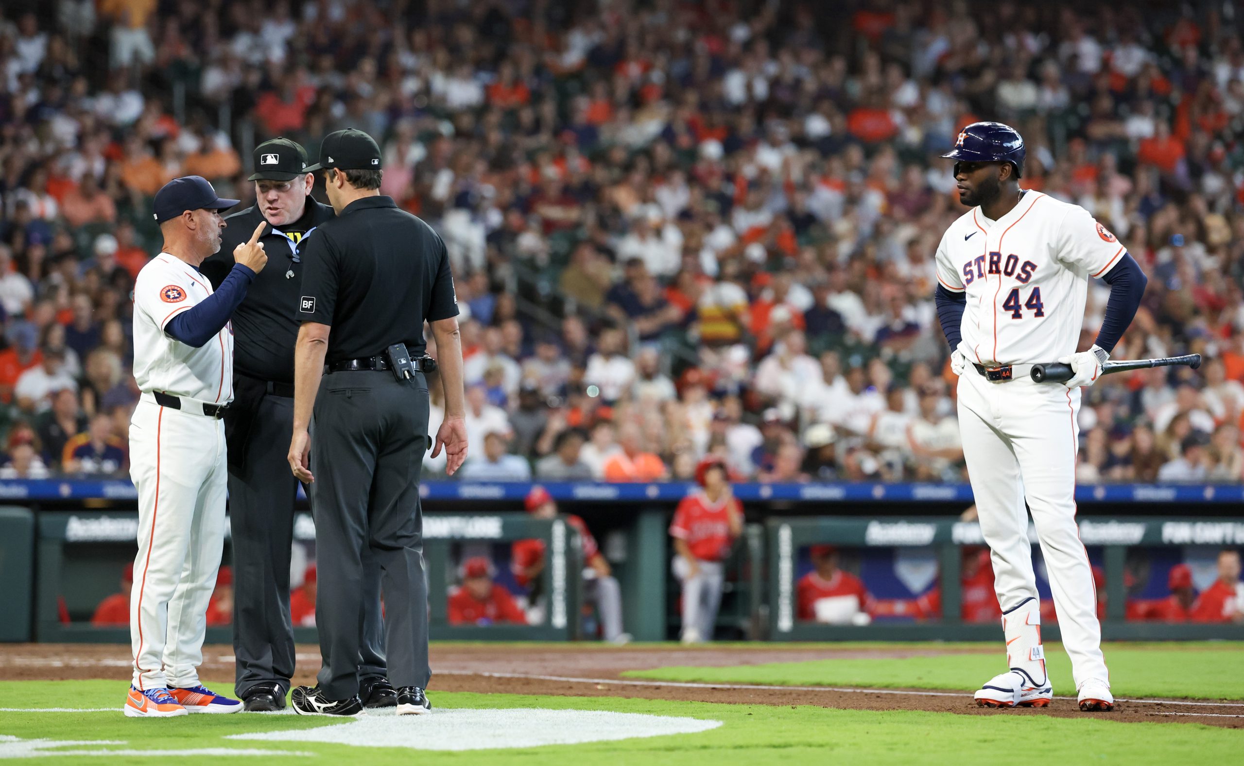 Houston roof takes away likely Yordan Alvarez home run in bizarre scene