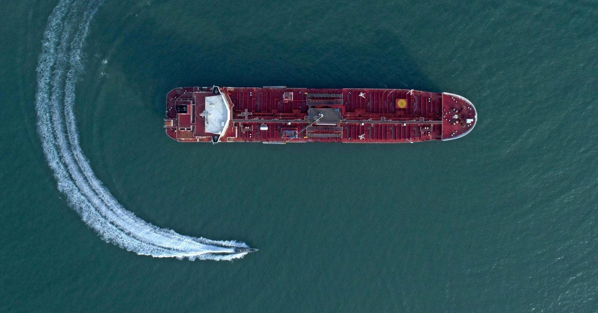Oil jumps above $117 as Trump’s Strait of Hormuz deadline approaches
