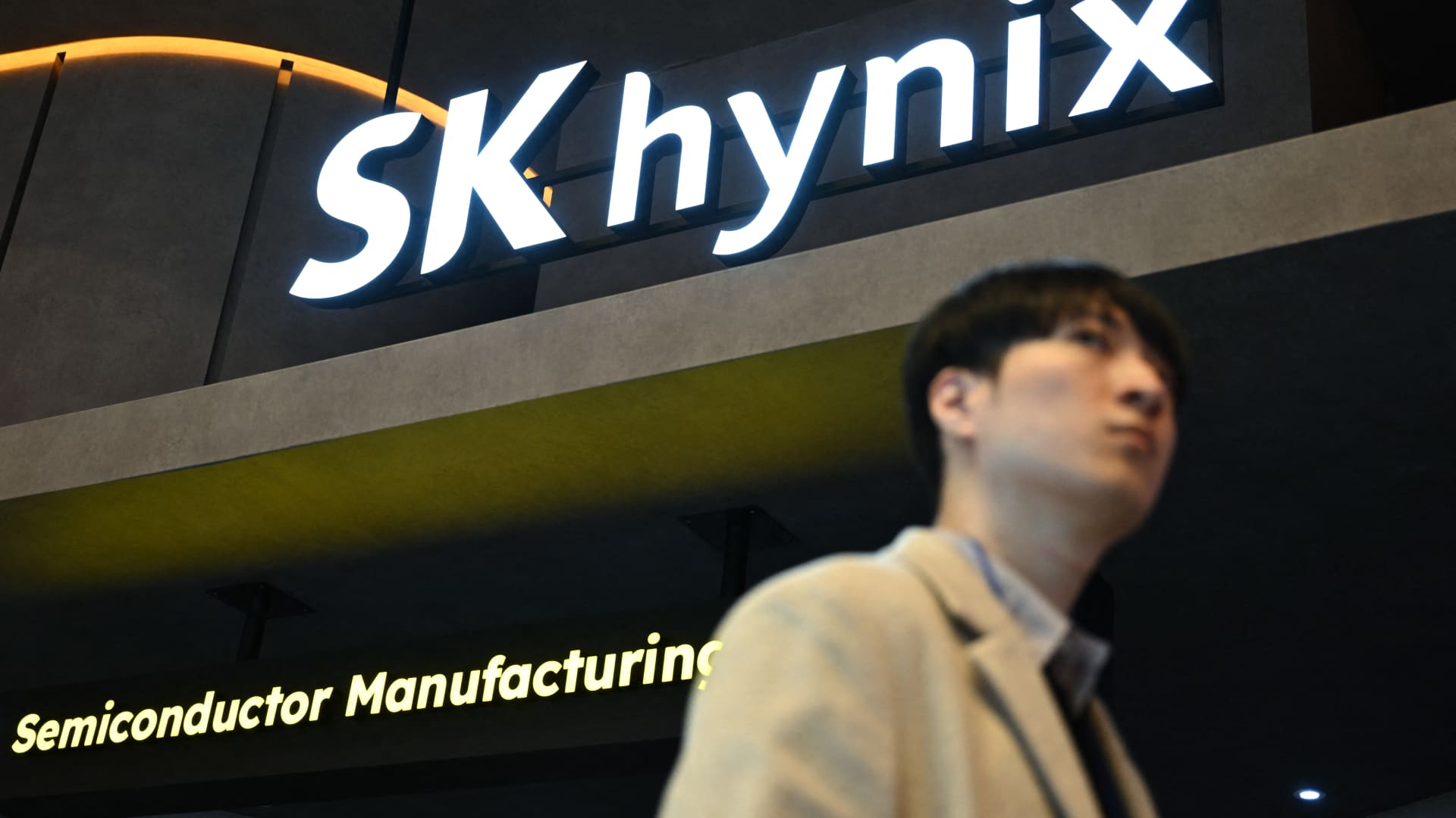 SK Hynix hits $1 trillion valuation as AI boom lifts South Korean chip stocks