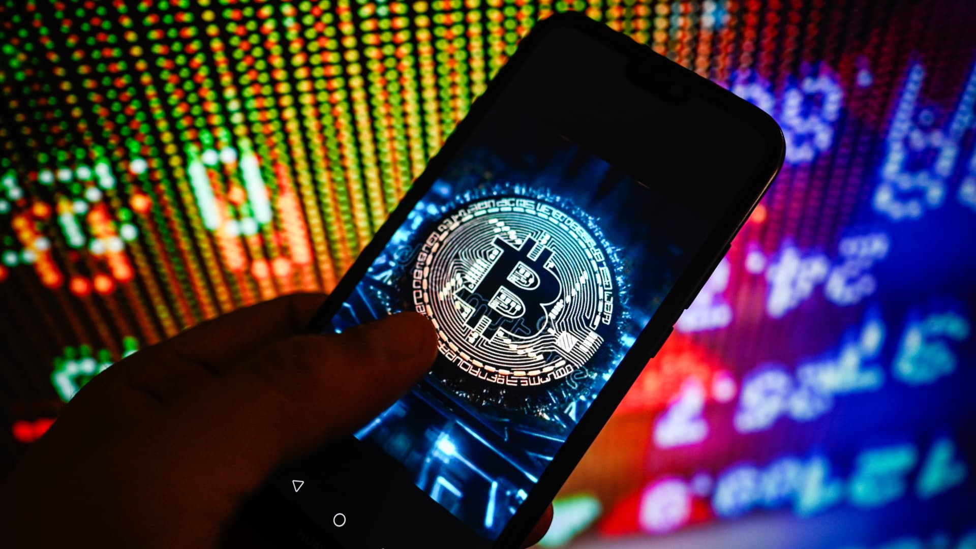 Bitcoin cracks $60,000, sinking to lowest level since October 2024