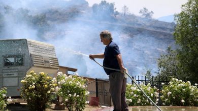 Wind-driven fire triggers evacuations in Simi Valley, at least 1 home burned
