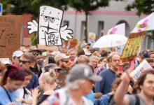German protesters, police clash amid far-right political party meeting