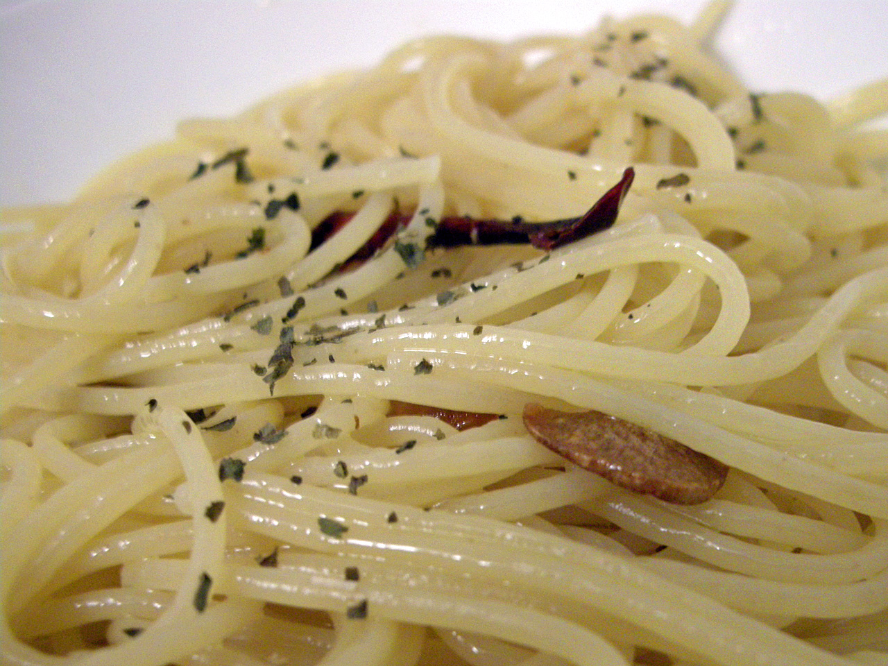 Spaghetti agll' aglio, olio e peperoncino by Takanori Ishikawa.jpg