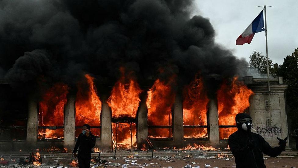 Image caption, The tourism office in Lyon was set on fire during protests last weekend, the city has banned all demonstrations this Saturday