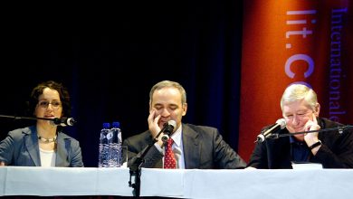 Garry Kasparov - Klaus Bednarz at lit Cologne 2007 - (6748).jpg