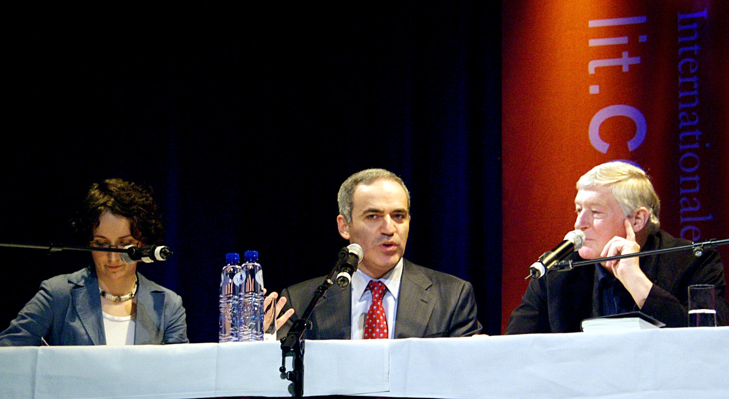 Garry Kasparov - Klaus Bednarz at lit Cologne 2007 - (6757).jpg