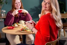 Slimming World member Aimee Das in a coffee shop with a friend