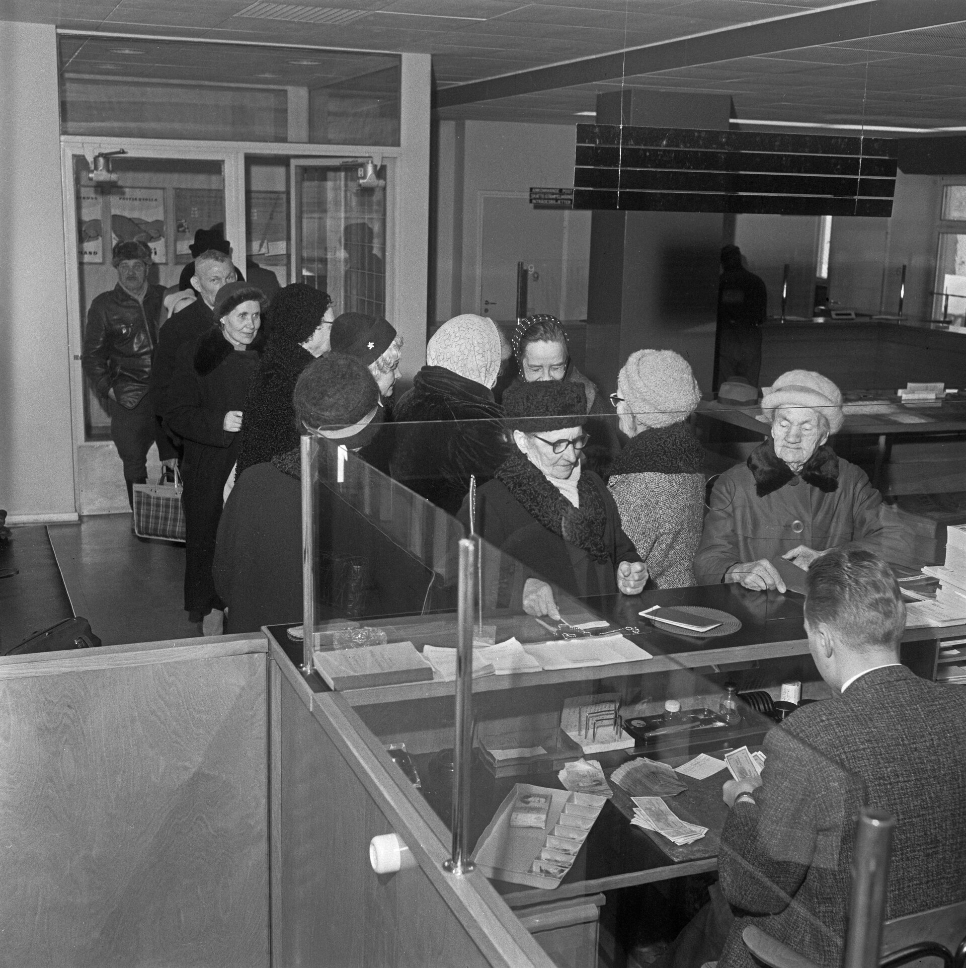 State pension queue in Tammisaari 1963 (JOKAVN4A2D13-1).tif